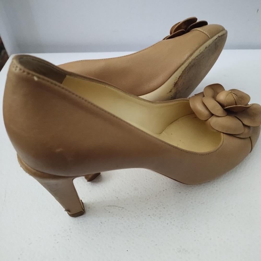 CHANEL TAN PUMP'S - Picture 7 of 9